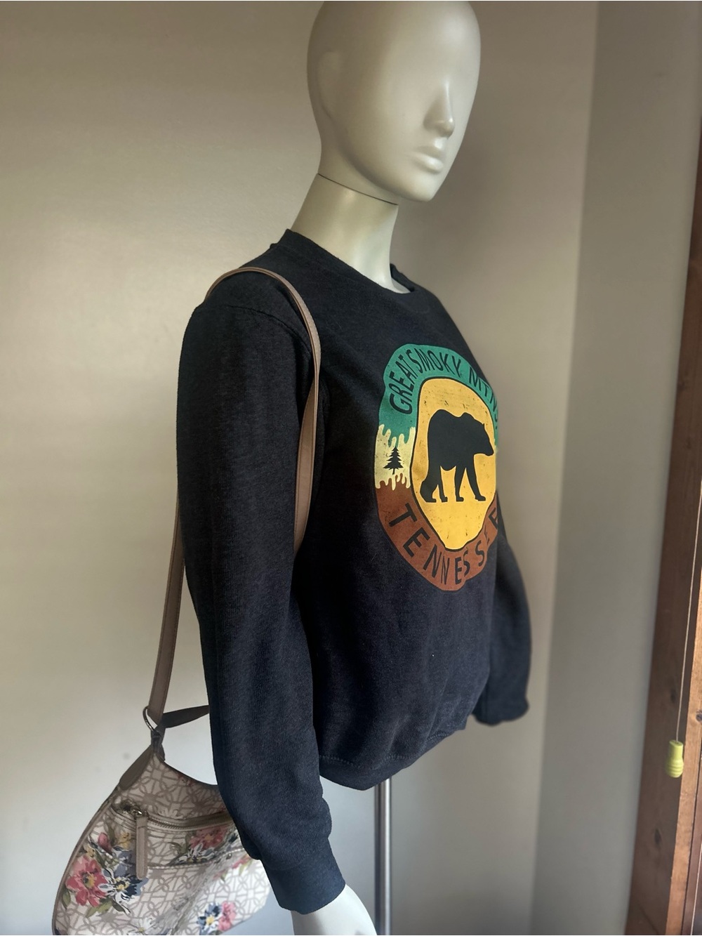 AJ apparel Black Graphic Pullover Sweatshirt with Tennessee Bear Logo S